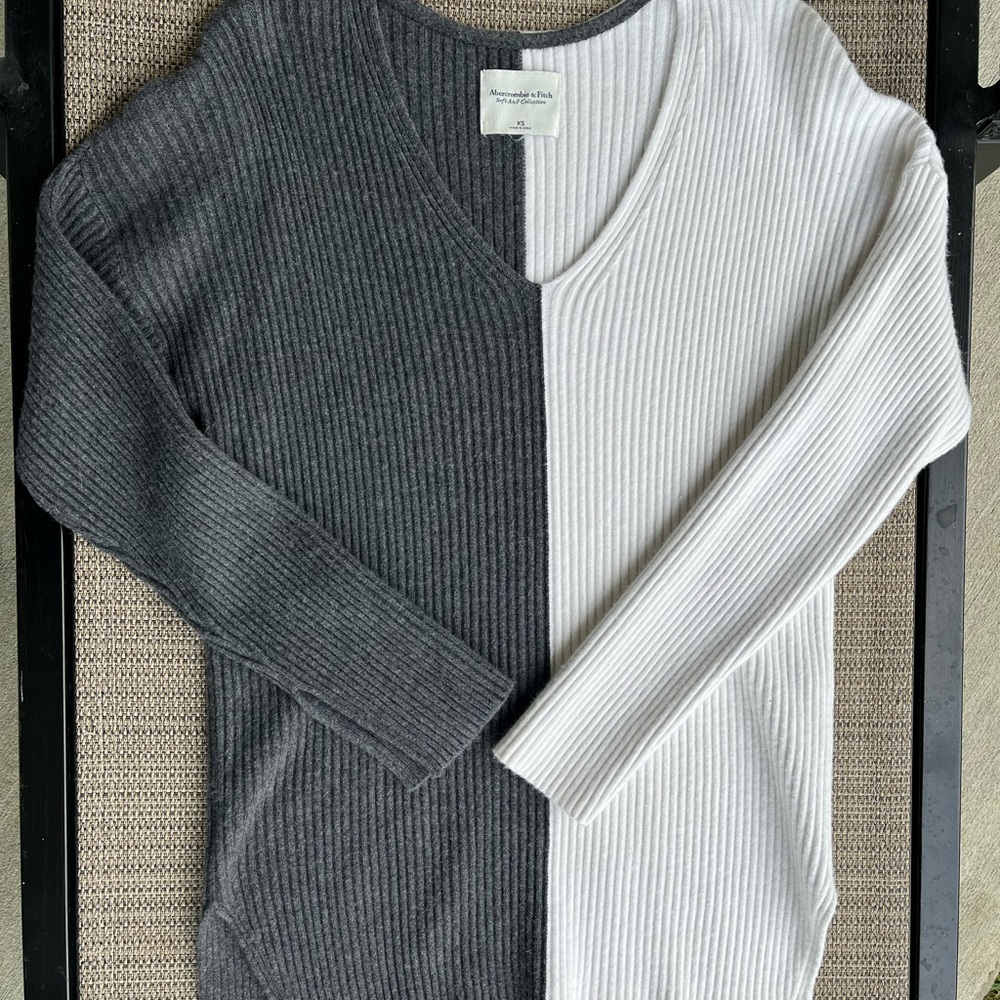 A&F Women’s Color Splice V-Neck Sweater - NWOT